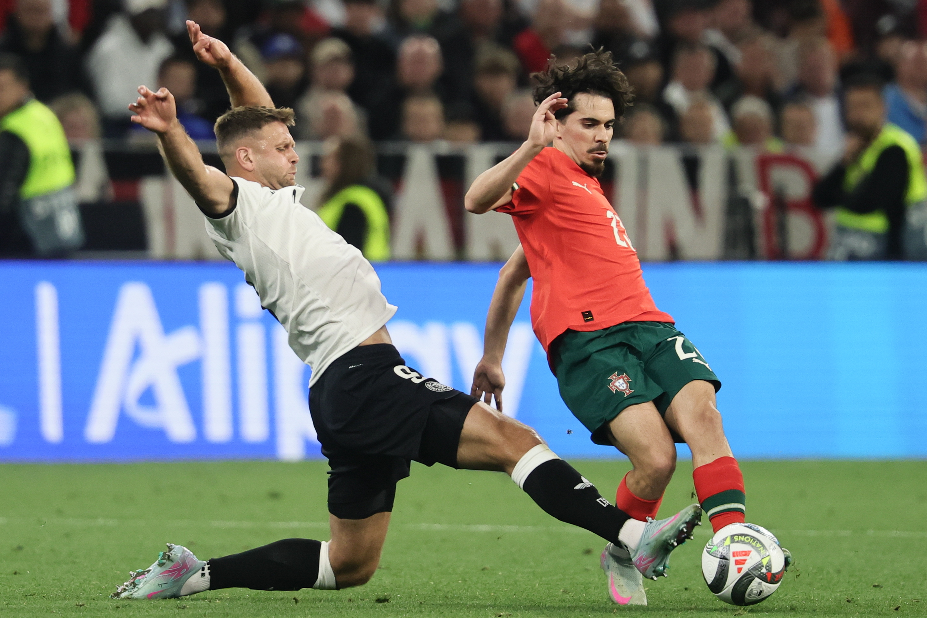 九游体育官方网站-关于冲刺阶段葡萄牙体育遗憾出局：欧冠节点到来，球迷炸锅，赛季目标并未改变的信息